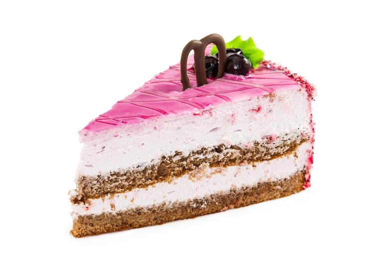 Foto plakje heerlijke gelaagde cake met roze geglazuurde chocolade en zwarte bes