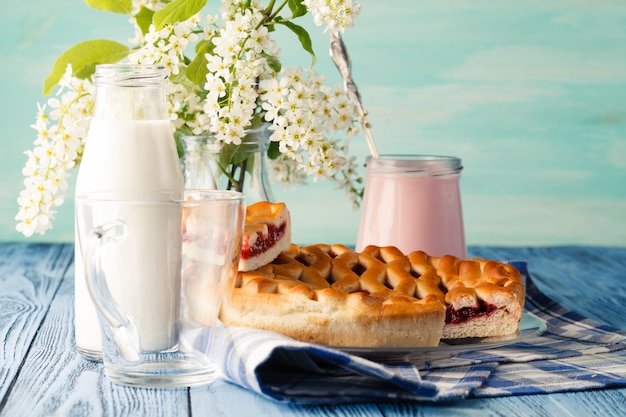 Plakje kersentaart met een glas melk