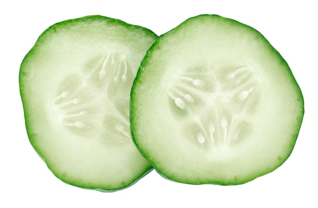Plakje komkommer geïsoleerd op een witte achtergrond met uitknippad.