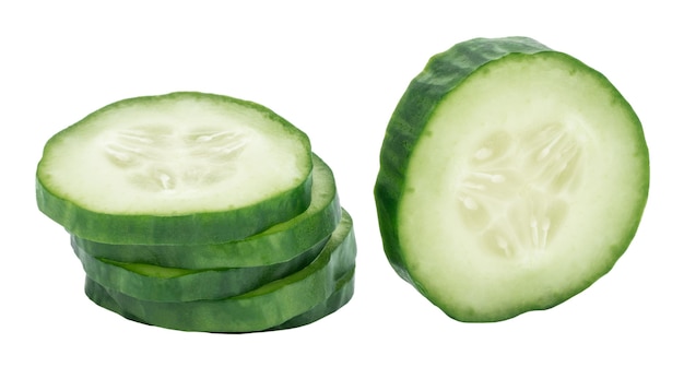 Plakje komkommer geïsoleerd op een witte achtergrond.