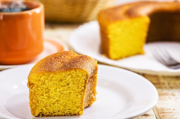 Plakje maïsmeelcake traditionele maïscake uit brazilië in de juni-festiviteiten