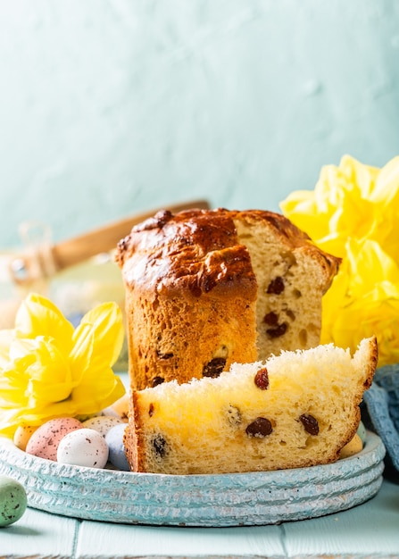 Plakje pasen orthodox zoet brood, kulich einde kwarteleitjes. vakantie ontbijt concept