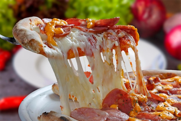 Foto plakje smeltende mozzarella pizza