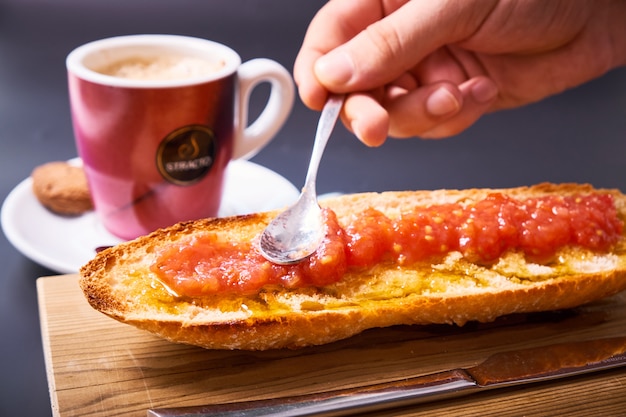 Plakje stokbrood met tomaat