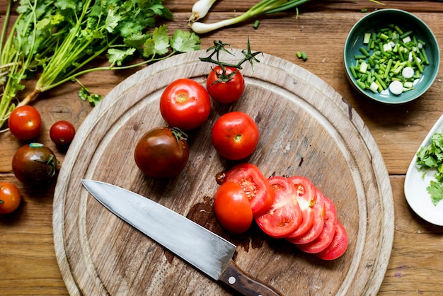 Plakje tomaten op een snijplank