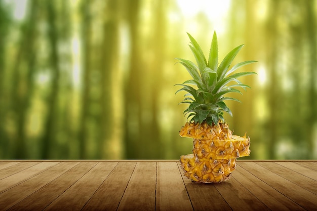 Plakje verse ananas op houten tafel