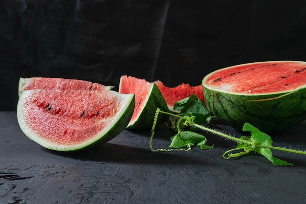 Plakje watermeloen op zwarte achtergrond