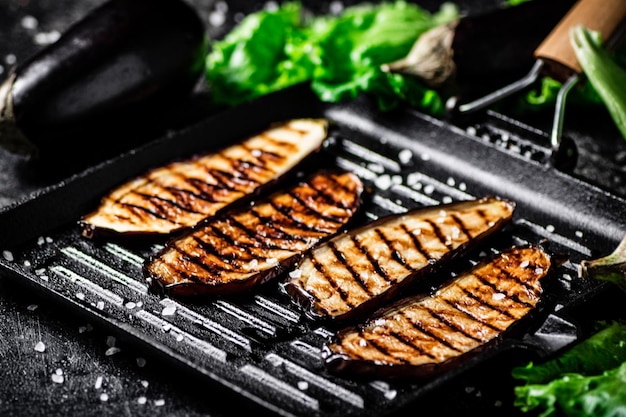 Foto plakjes aubergine in een grillpan