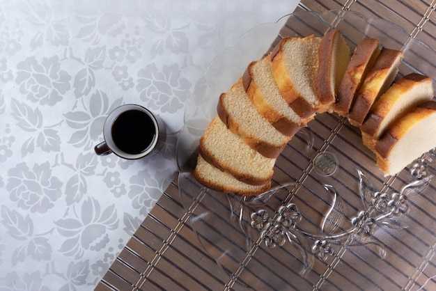 Plakjes cake en een kopje koffie op een bord Bovenaanzicht