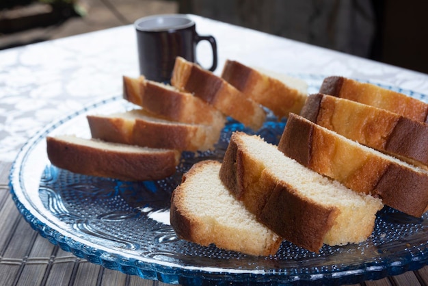 Plakjes cake en een kopje koffie op een bord goed gemonteerd op een tafel