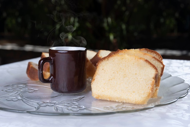 Plakjes cake en een kopje koffie op een bord op een tafel