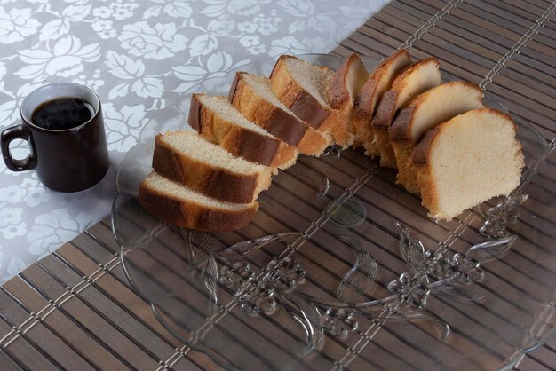 Plakjes cake en een kopje koffie op een bord