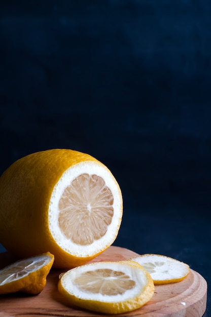 Foto plakjes citroen op een donkere achtergrond