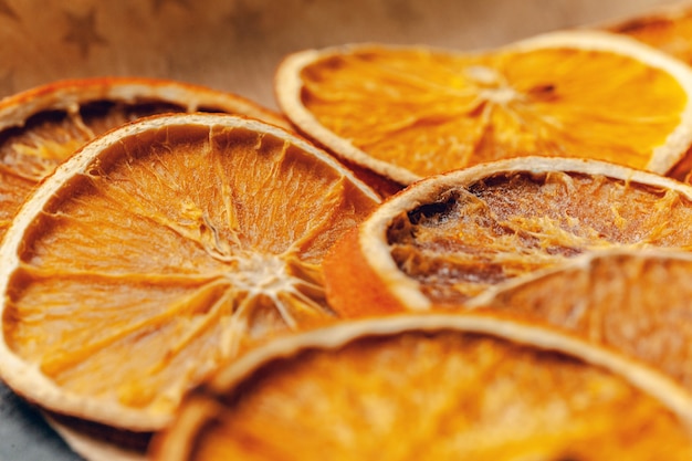 Foto plakjes gedroogd fruit met koekjes close-up op de keukentafel