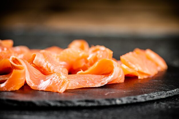 Plakjes gezouten zalm op tafel