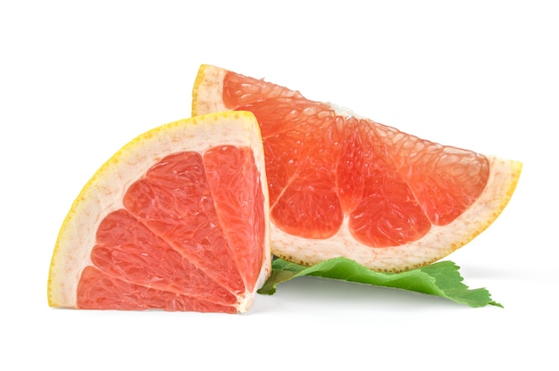 Plakjes grapefruit geïsoleerd op wit