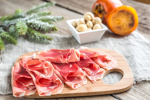 Plakjes jamon op het houten bord