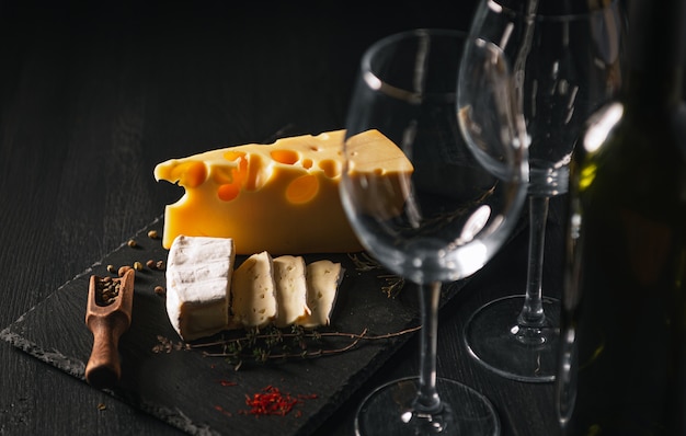Plakjes kaas en glaswijn op tafel