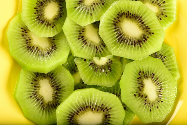 Plakjes kiwi op gele plaat