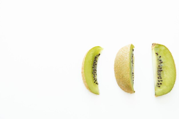 Plakjes kiwi op witte achtergrond