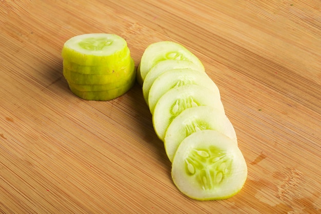 Plakjes komkommer op een houten bord