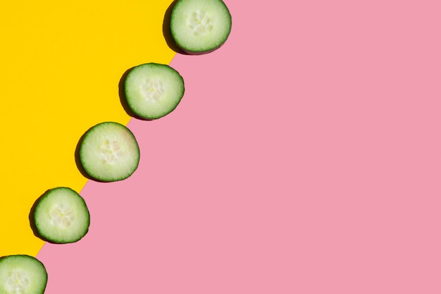 Foto plakjes komkommers gerangschikt in een hoek op de diagonaal
