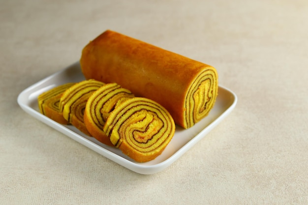 Plakjes Lapis Legit Gulung of Roll Thousand Layers Cake in witte plaat