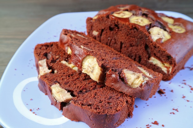 Plakjes overheerlijke vers gebakken zelfgemaakte pure chocolade bananencake op een bord