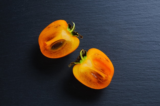 Plakjes persimmon. Bovenaanzicht