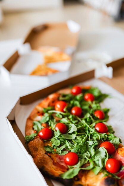 Plakjes rucola en tomatenpizza