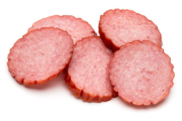 Plakjes salami. geïsoleerd op een wit oppervlak. worst gesneden