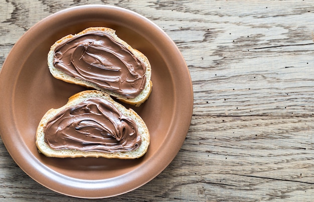 Plakjes stokbrood met chocoladeroom