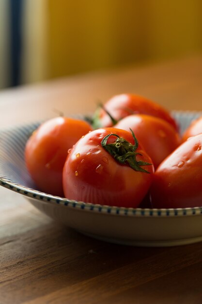 Plakjes tomaten. Gehakte tomaten Verse tomaten Gezond voedselconcept. Detailopname. kiezen