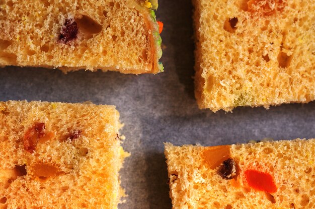 Foto plakjes traditionele gedroogde vruchten cake voor kerst klaar voor het bakken op de bakplaat