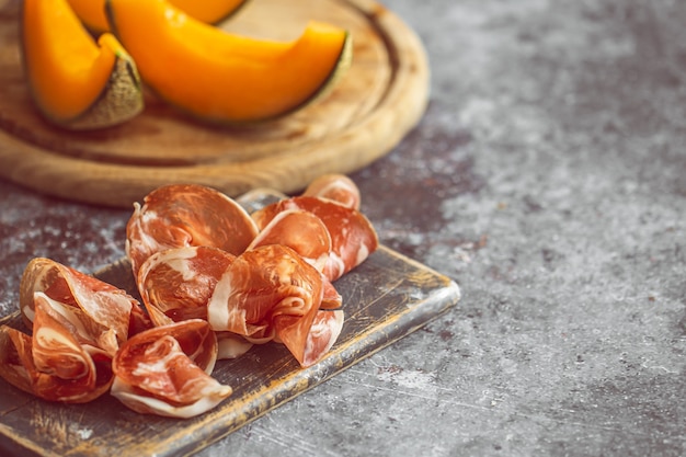 Foto plakjes traditionele ham en meloen