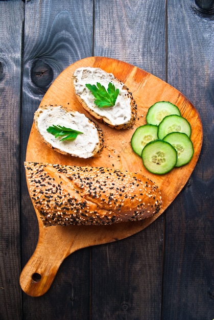 Plakjes vers zelfgemaakt stokbrood