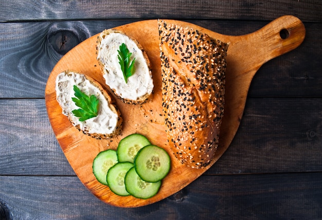 Plakjes vers zelfgemaakt stokbrood