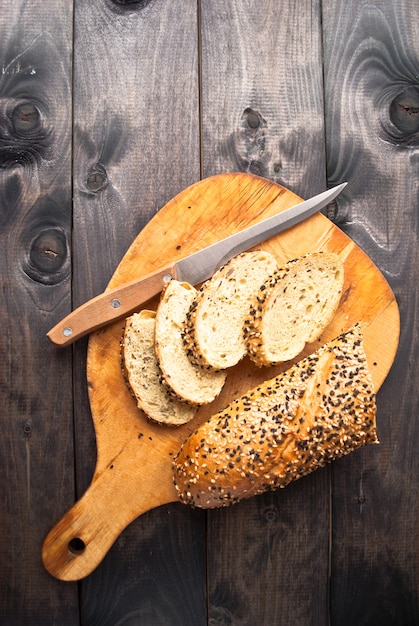 Plakjes vers zelfgemaakt stokbrood