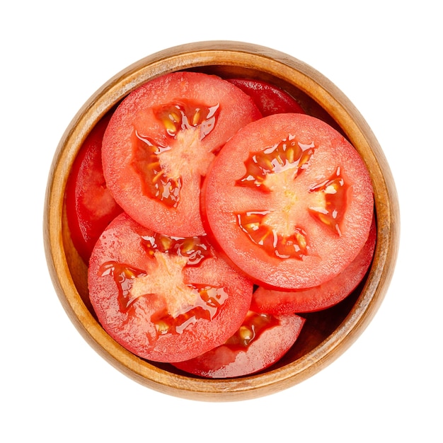 Plakjes verse tomaat in een houten kom