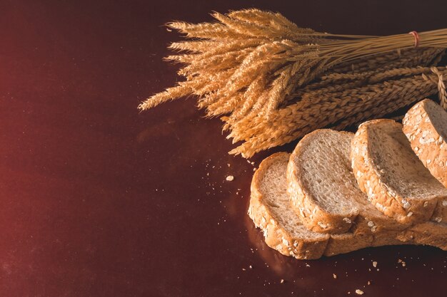 Plakjes volkoren brood op tafel. kopie ruimte