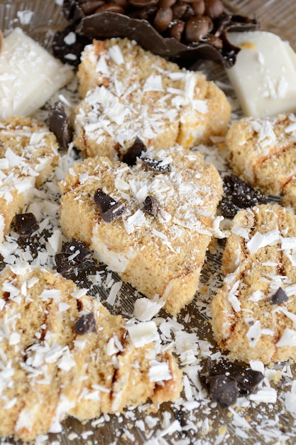 Plakjes zoete broodjes in de vorm van een hart versierd met zwart-witte chocolade