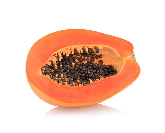 Plakjes zoete papaya op witte achtergrond