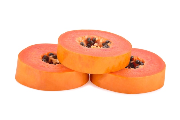 Plakjes zoete papaya op witte achtergrond