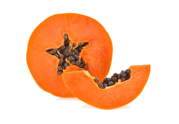 Plakjes zoete papaya op witte achtergrond