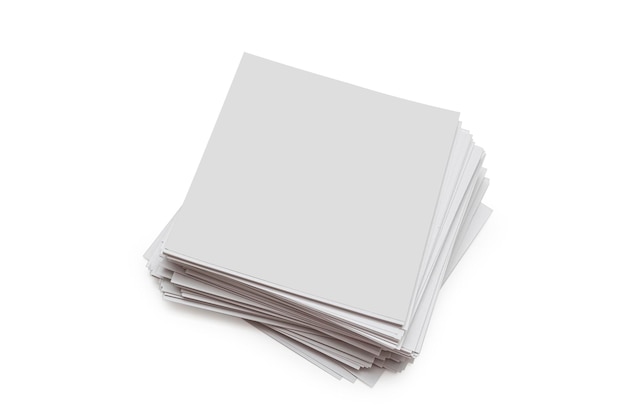 Plaknotities vierkante blocnotes en verzadigingen geïsoleerd op witte achtergrond lichte vellen papier bovenaanzicht