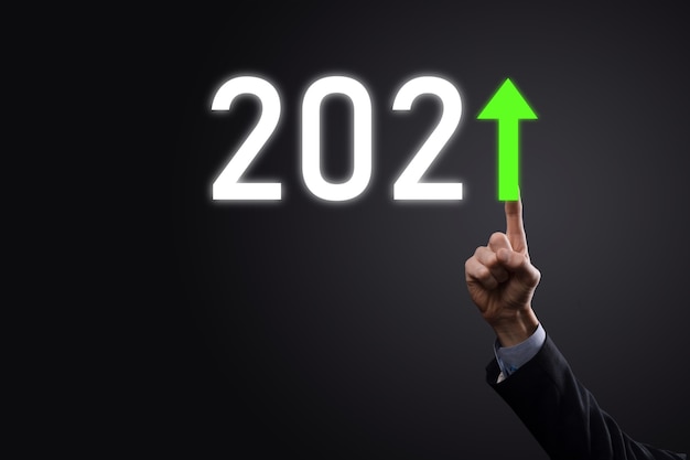 Plan een positieve bedrijfsgroei in het concept van het jaar 2021. Zakenmanplan en verhoging van positieve indicatoren