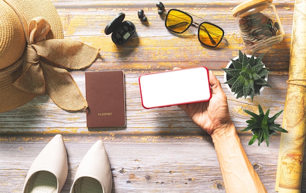 Plan een reis met een tabletPlan een reis met een tabletVerpakte koffer met vakantie-items bovenaanzichtTabl
