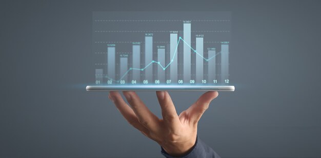 태블릿에서 그의 비즈니스에서 그래프 성장 및 차트 긍정적 지표 증가 계획