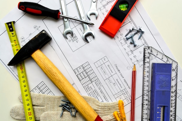 Plan van het huis, hulpmiddelen, potlood met een liniaal, een bouwtekening