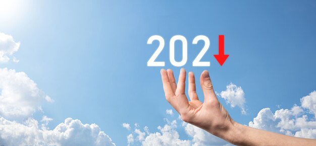 Plan zakelijke negatieve groei in het concept van het jaar 2021. zakenman plan en toename van negatieve indicatoren in zijn bedrijf, dalen naar beneden bedrijfsconcepten. handgreep op hemelachtergrond.